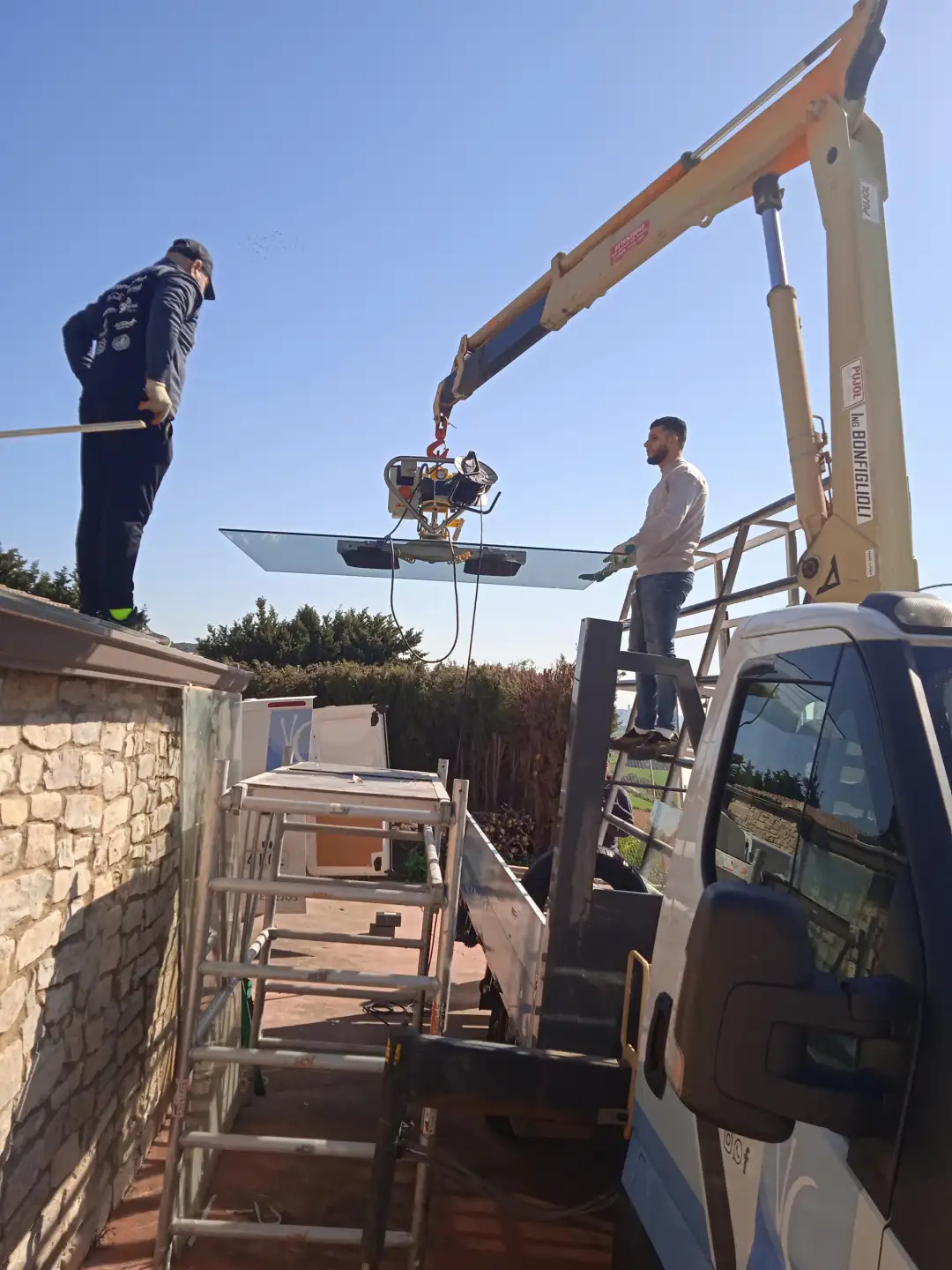 Colocación de vidrios con camión grúa